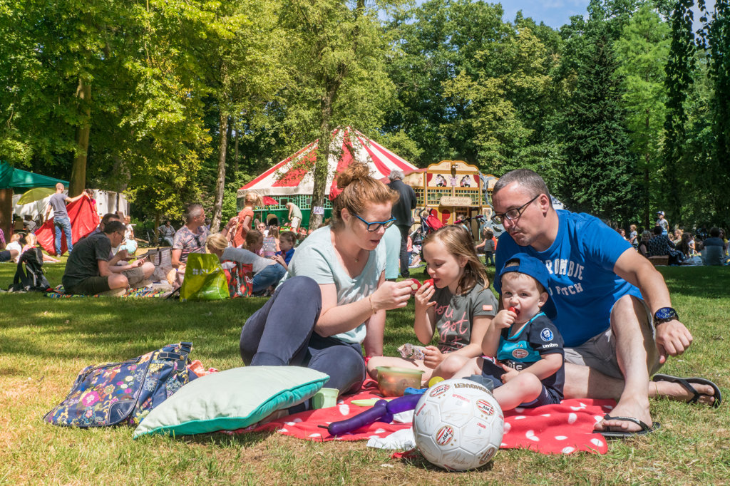 Dave en Manon en hun kinderen Tess en Ries genieten van de picknick in kasteelpark Stapelen, dat door velen werd omschreven als het Vondelpark van Boxtel.  (Foto: Daisy Renders).