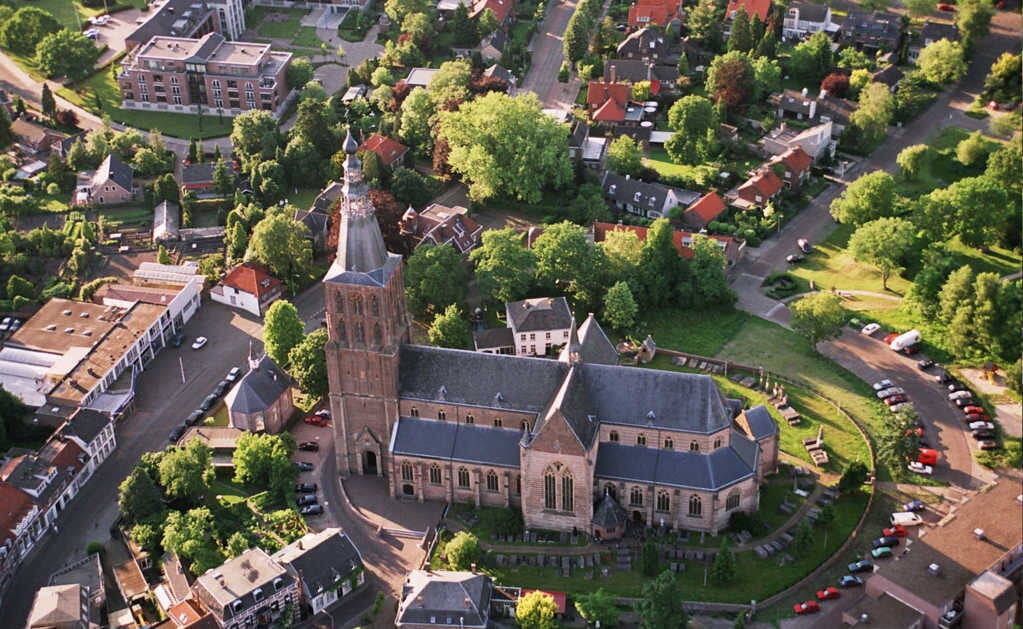 Sint-Petrusbasiliek in Boxtel vanuit de lucht.