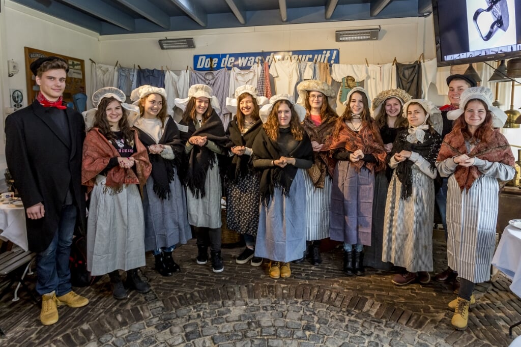 In Museum Vekemans werden de jongeren uit Salonta in traditionele boerenkledij gestoken. (Foto: Peter de Koning). 