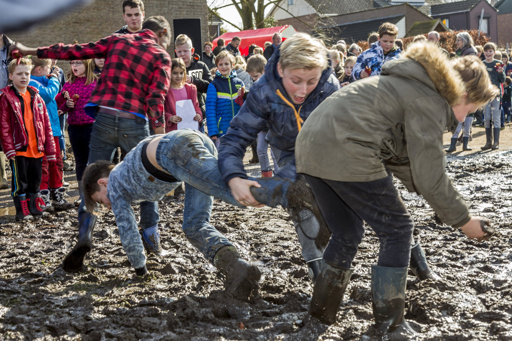 Spelen in de modder: een heerlijke bezigheid... (Foto: Peter de Koning).