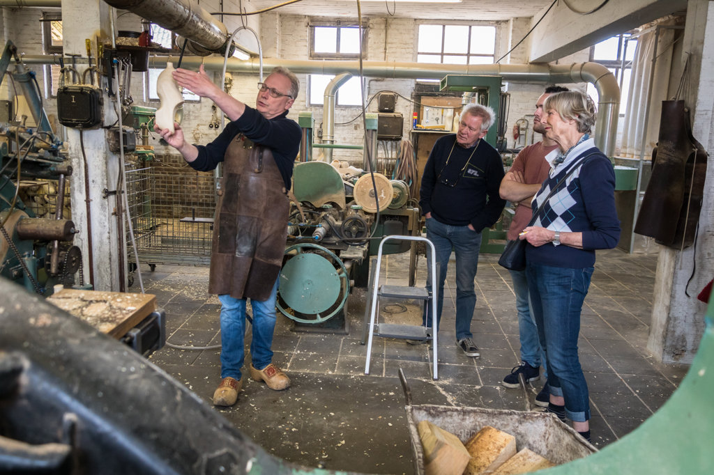 Tijdens de klompenmaand april gaf klompenmaker Ad Traa twee jaar geleden rondleidingen in zijn fabriek aan de Kapelstraat in Liempde. Ook hij komt voor in het boek van Wim van Uden. (Foto: Daisy Renders, 2018). 