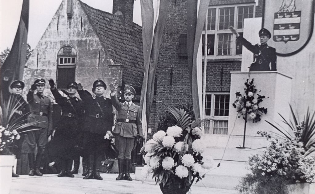 Boxtel, 11 oktober 1941: met veel nationaalsocialistisch vlagvertoon én de Hitlergroet wordt burgemeester René Thomaes (rechts op het podium) op de Markt geïnstalleerd als NSB-burgemeester. (Foto's: Beeldbank Boxtel).