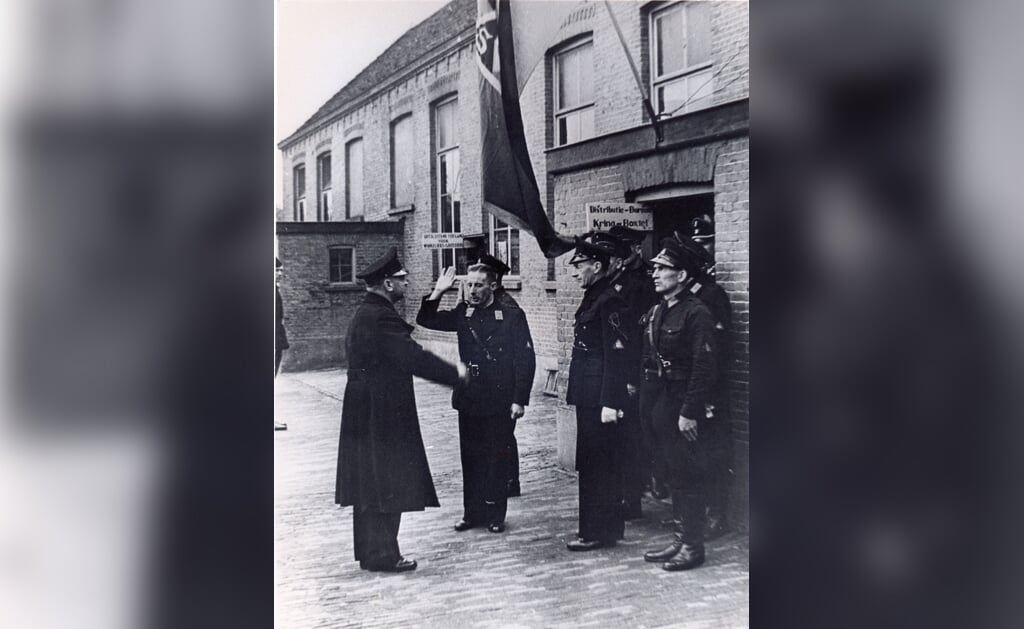 NSB-leider Anton Mussert (links) was in mei 1942 op werkbezoek in Boxtel en bezocht onder meer de Distributiedienst op de Burgakker. Tweede van rechts staat NSB-burgemeester Thomaes. 
