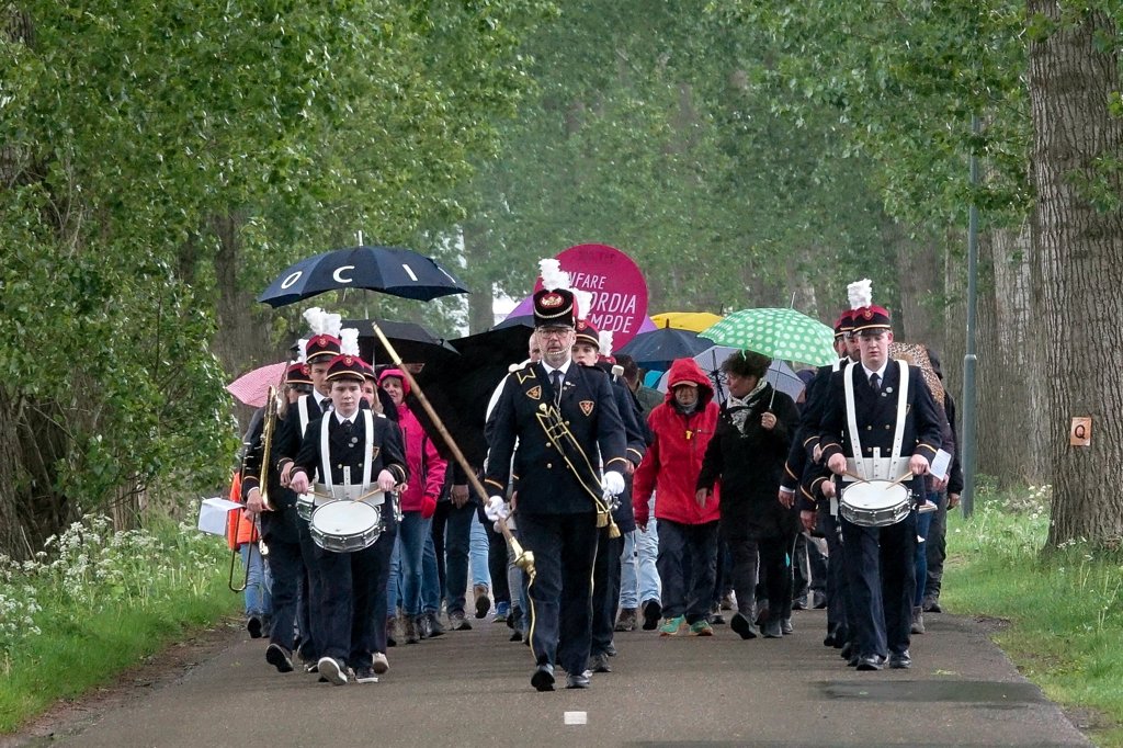 Het traditionele dauwtrappen op Koningsdag in Liempde was een erg natte aangelegenheid. Drijfnatte muzikanten en wandelaars weggedoken in regenjassen en onder paraplu's liepen de tien kilometer lange tocht. (Foto: Albert Stolwijk). 