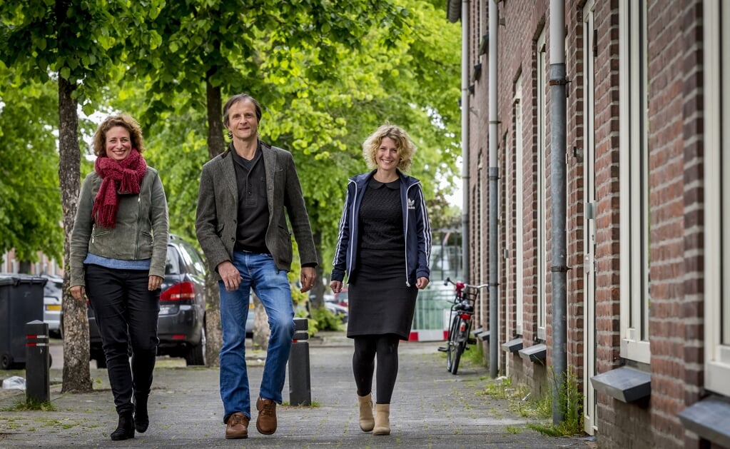Trudy van Rooij (links) en Linda van de Wiel lopen met Romijn Conen door de Sint-Willibrordstraat in de wijk Selissenwal. (Foto: Peter de Koning, mei 2019). 