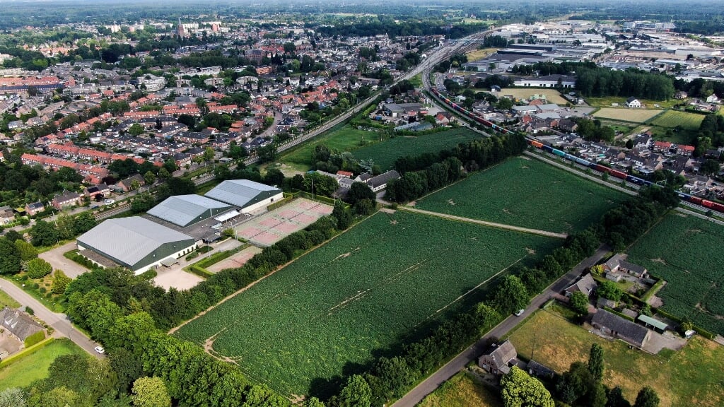 Achter de woningen aan de Ridder van Cuijkstraat en de Van Ranststraat wil ProRail twee waterputten slaan om in geval van calamiteiten op het spoor voldoende bluswater te hebben. (Foto: Albert Stolwijk, 2019).