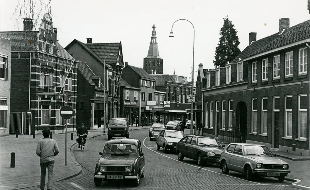 Tot 1994 was er eenrichtingsverkeer voor auto's van kracht in het kromme deel van de Stationsstraat. Daarna werd het een winkelpromenade. (Foto: Piet van Oers). 