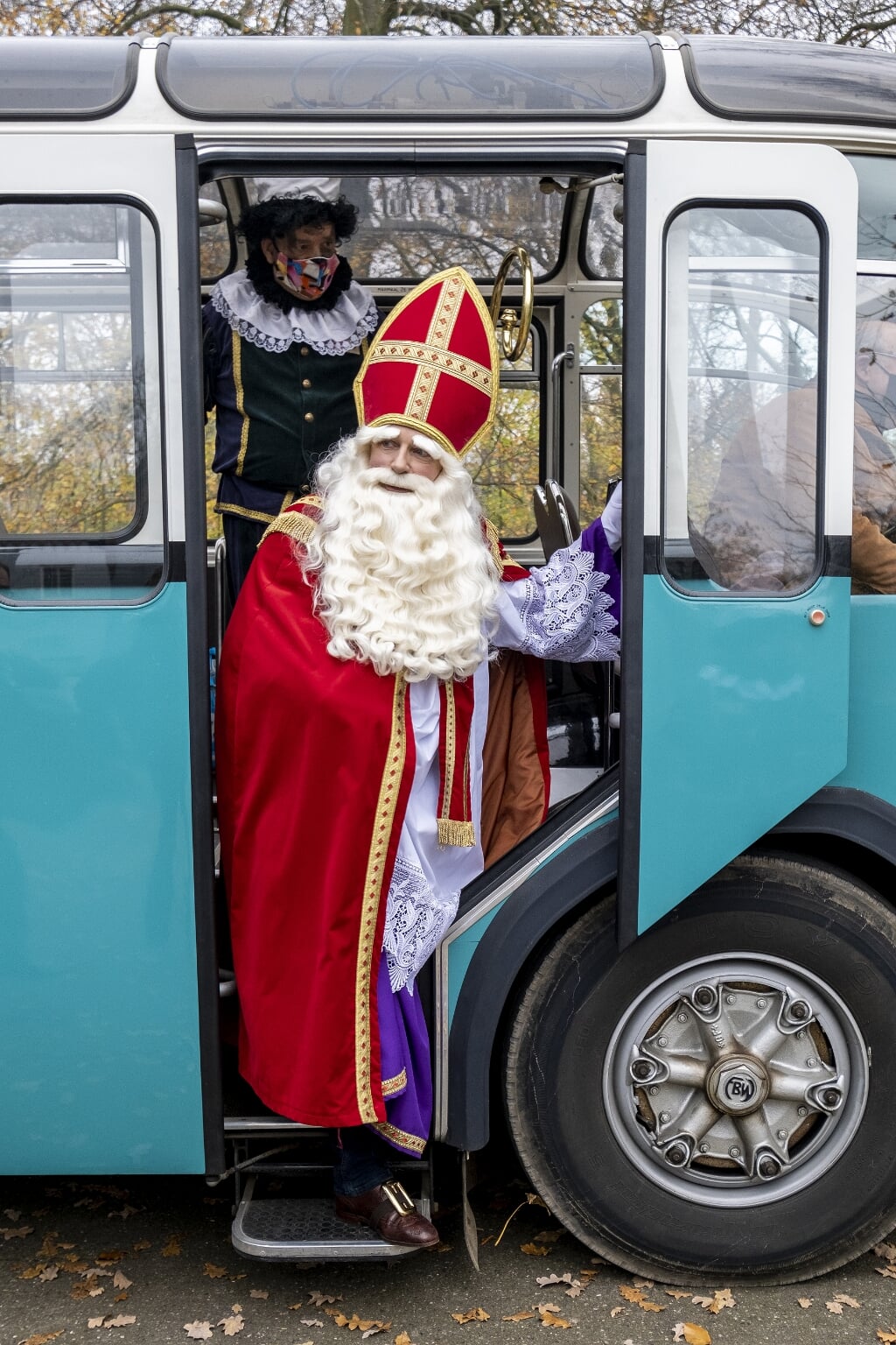 Het went snel voor Sinterklaas, meerijden in een oude Zwitserse posterijenbus.