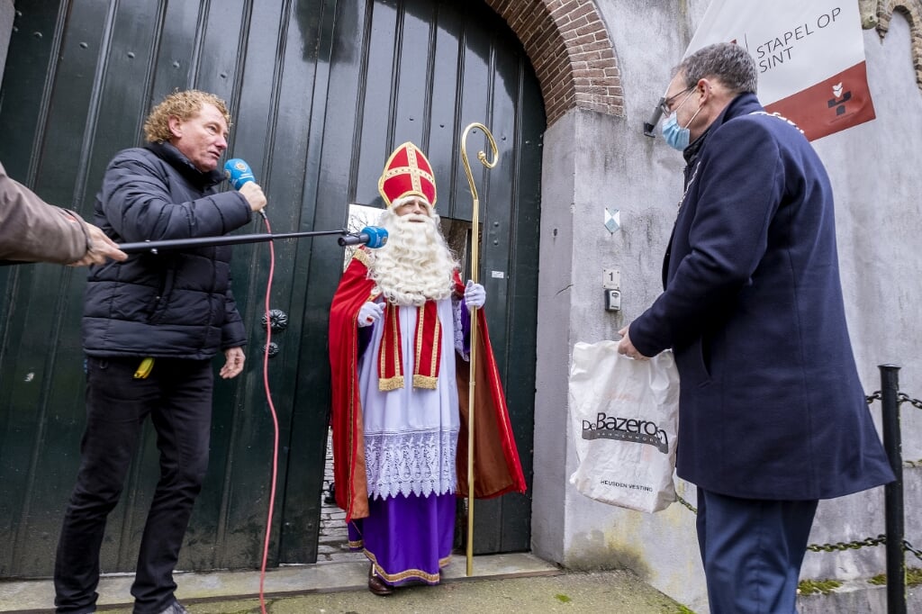 Burgemeester Ronald van Meygaarden en presentator Marcel van Galen haalden Sinterklaas zondog op voor een bustour vanaf kasteel Stapelen. 
