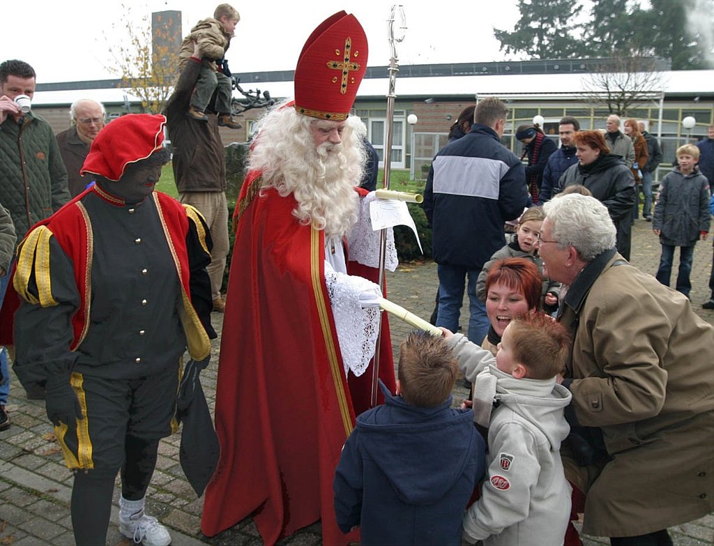 Sinterklaas in Esch, vele generaties zijn opgegroeid met dit vertrouwde gezicht en koesteren warme herinneringen. (Foto: archief Brabants Centrum, 2004).