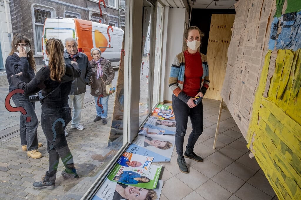 De jonge Boxtelse kunstenaar Renée van Oploo bij de kunstzinnige vertaling van de Boxtelse gemeentebegroting. Op straat spreekt een collega van haar passanten aan om voorstellen te doen voor noodzakelijke bezuinigingen. (Foto: Peter de Koning). 