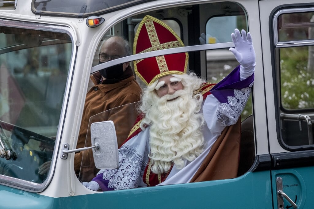 Sinterklaas kon door het open raampje in de bus goed naar alle kinderen langs de weg zwaaien.