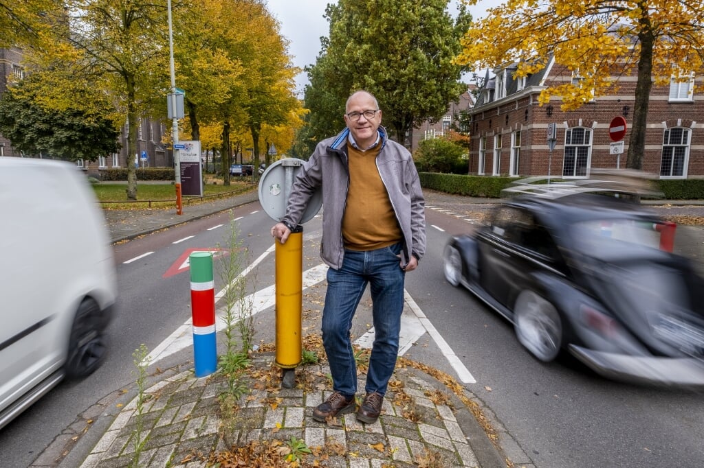 Lijsttrekker Fred van Nistelrooij van INbox, hier op de Baroniestraat, ter hoogte van Sint Ursula: ,,Verkeer gaat om mensen, niet om wegen en auto's." (Foto: Peter de Koning).