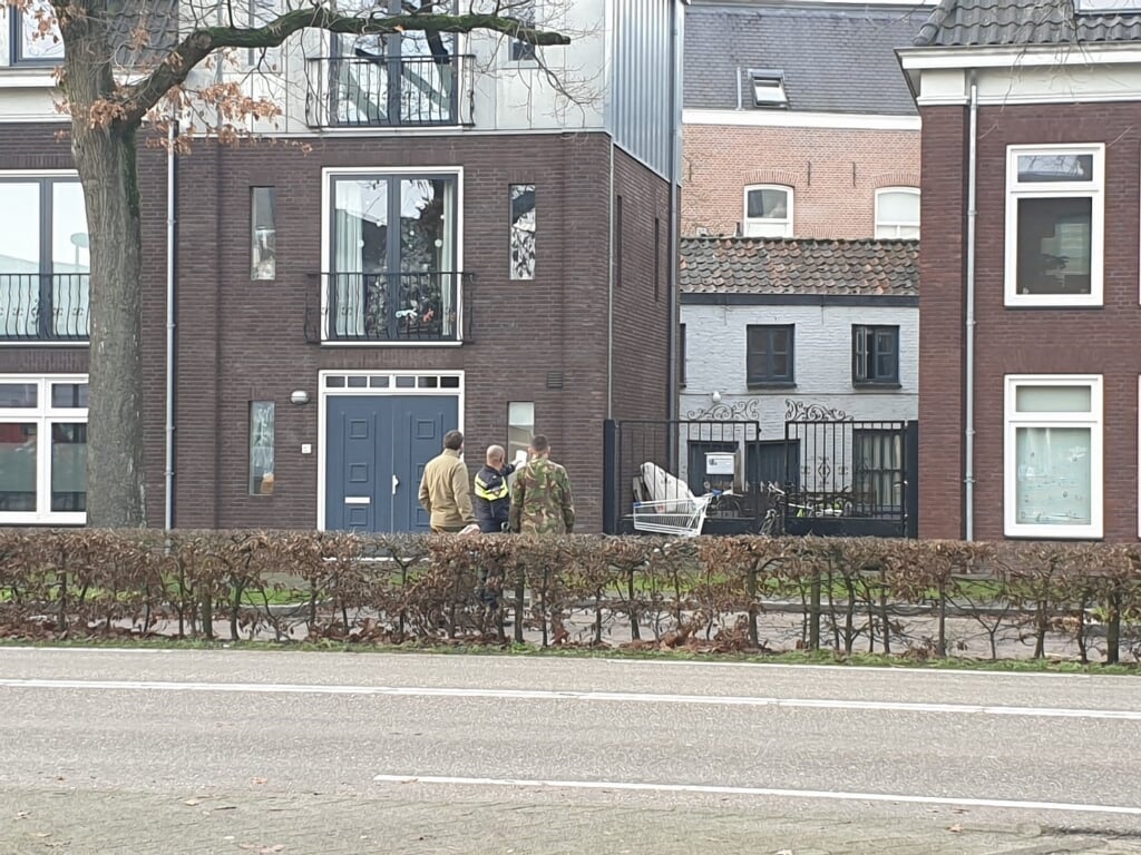 Het vuurwerk ontplofte in de witte woning tussen de twe appartementencomplexen aan de Brederodeweg in. (Foto: Rens van den Elsen).