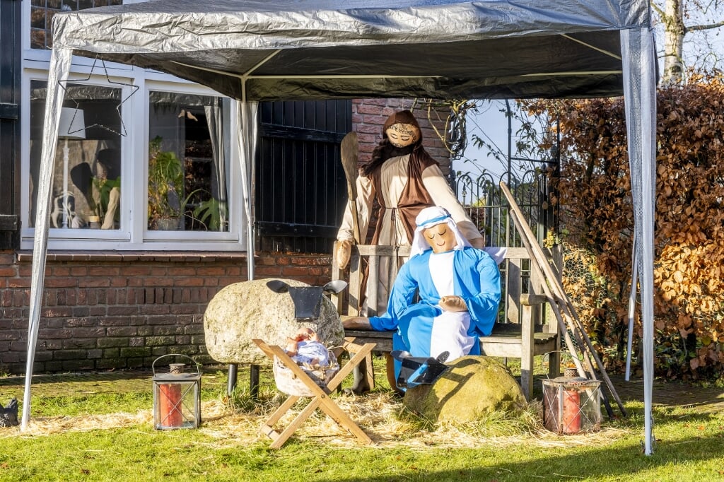 Jozef en Maria gingen met Jezus naar de camping, blijkt uit de creatie aan de Sint-Lambertusweg in Gemonde.