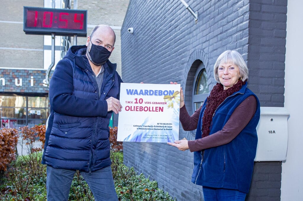 Bas Geurts reikt namens de ondernemers van Oosterhof een waardebon uit aan vrijwilliger Rietje Cillessen van de voedselbank. (Foto: Bas van den Biggelaar).