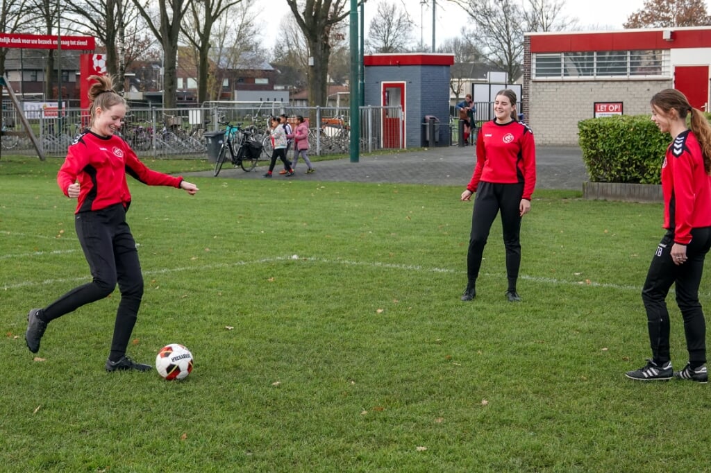 Deze meiden voetballen al bij RKSV Boxtel en demonstreerden in december nog een rondo voor de cameralens van Brabants Centrum-fotograaf Albert Stolwijk. Wie volgt? (Foto: Albert Stolwijk, 2020). 