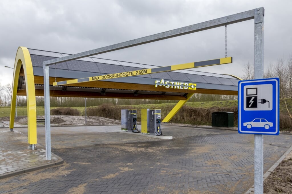 Fastned opende in 2015 een laadstation aan beide zijdes van rijksweg A2 nabij Liempde. De exploitant wil hier een wachtruimte realiseren, maar onder meer de exploitant van het nabijgelegen tankstation tekende bezwaar aan. (Foto: Peter de Koning, 2015).