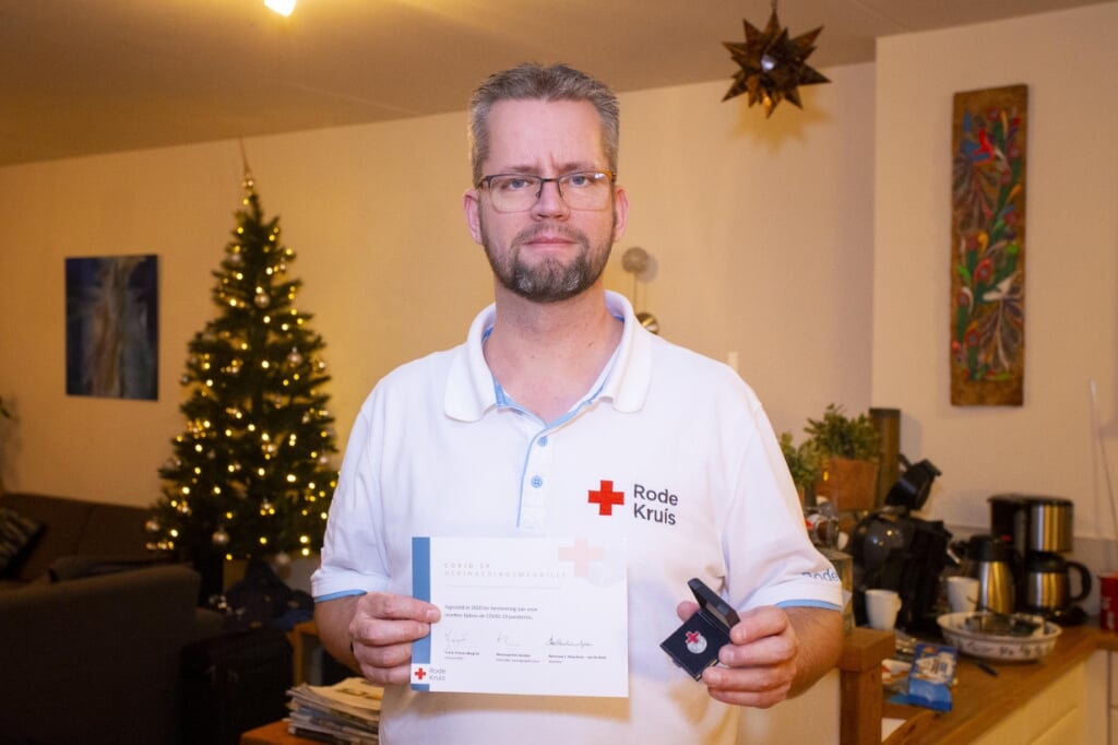 Bas Versteegen uit Boxtel kreeg vorige week een herinneringsspeld van het Rode Kruis voor zijn inzet tijdens de coronacrisis.