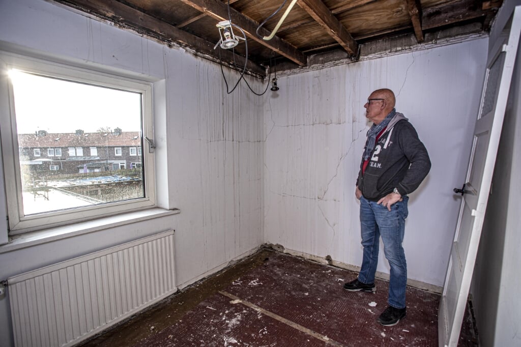Het huis van Jeroen Boudewijn heeft flink wat schade geleden door de brand bij zijn buren. Het incident was voor hem de spreekwoordelijke druppel. (Foto: Bas van den Biggelaar). 