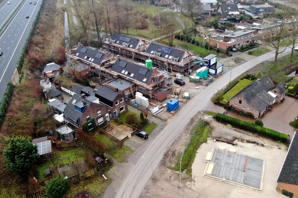 Luchtfoto van het bouwproject Petershof dat komend voorjaar opgeleverd moet worden aan de Schijndelseweg. Links is de rijksweg A2 zichtbaar, rechtsonder de fundering van een vrijstaande woning in aanbouw. (Foto: Albert Stolwijk). 