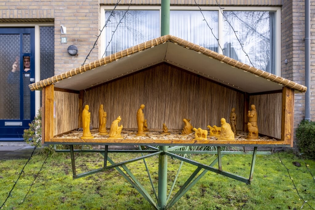 Gemondse imker Pim van der Leest maakte voor zijn huis in de Akkerstraat een stal van bijenwas. Wie goed kijkt, kan de maker ook ontdekken op de foto...