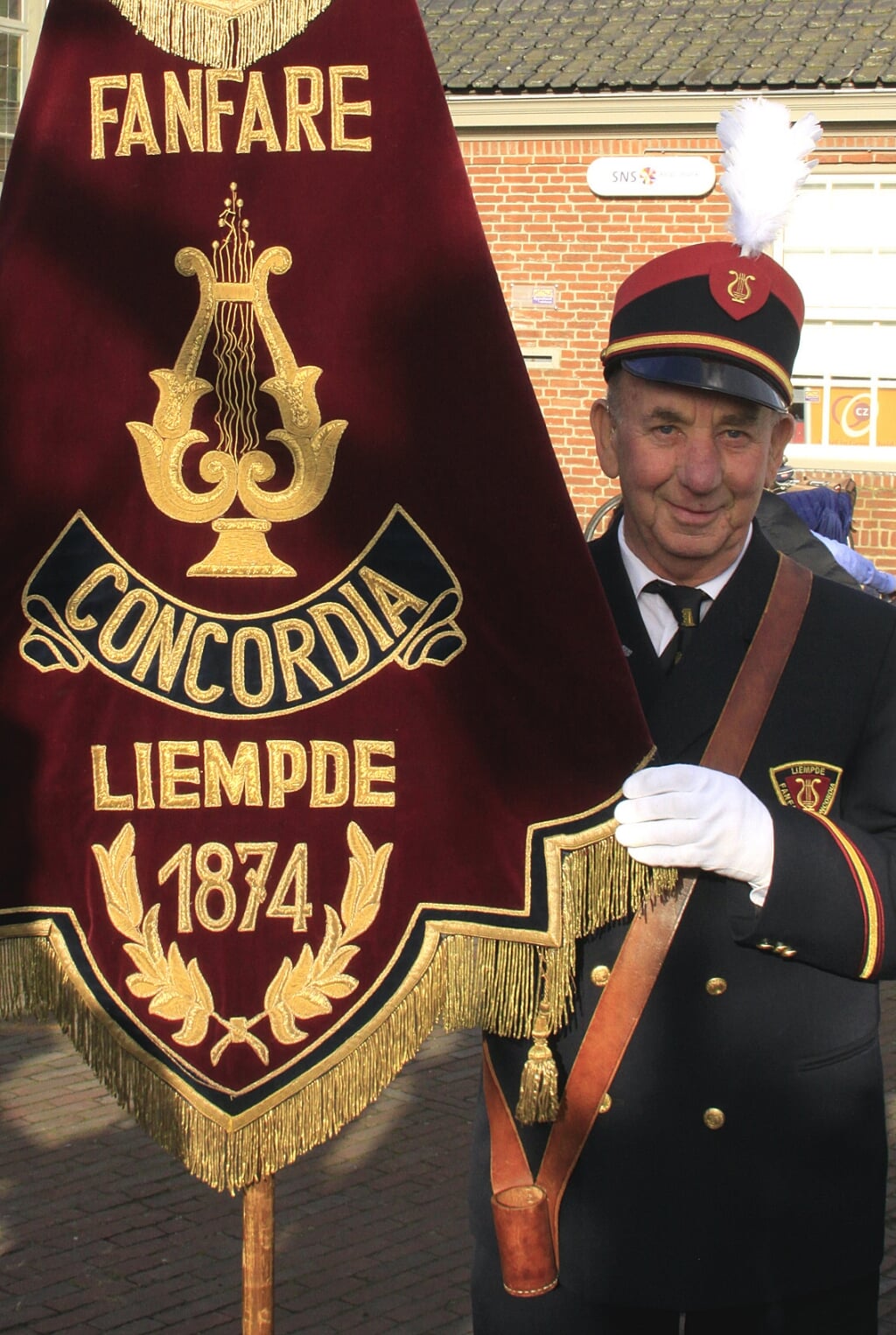 Piet Smulders werd in 2009 door fanfare Concordia in het zonnetje gezet omdat hij veertig jaar het vaandel droeg. 