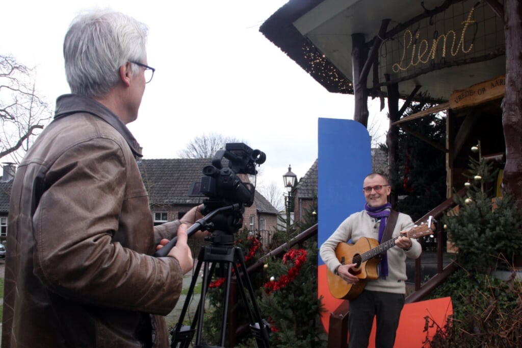 Initiatiefnemer Xaveer van Lokven (links) interviewt Jan van der Heijden voor de welkomstfilm die tijdens oudjaarsavond vanaf 20.00 uur wordt uitgezonden op Omroep Dommelland. (Foto: Gerard Schalkx).