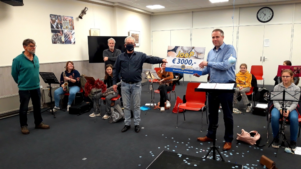 President Martijn van Rosmalen (rechts) van Lionsclub Dommel & Aa overhandigt een cheque van drieduizend euro aan voorzitter Frans Snellaars van muziekopleiding JooP. (Foto: Henk van Weert). 