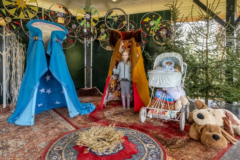 In de kiosk in Gemonde kunnen bezoekers poseren in de levensechte kerststal. De vijfjarige Luce Zomers moet klaarblijkelijk nog in de mantel groeien... (Foto's: Peter de Koning). 
