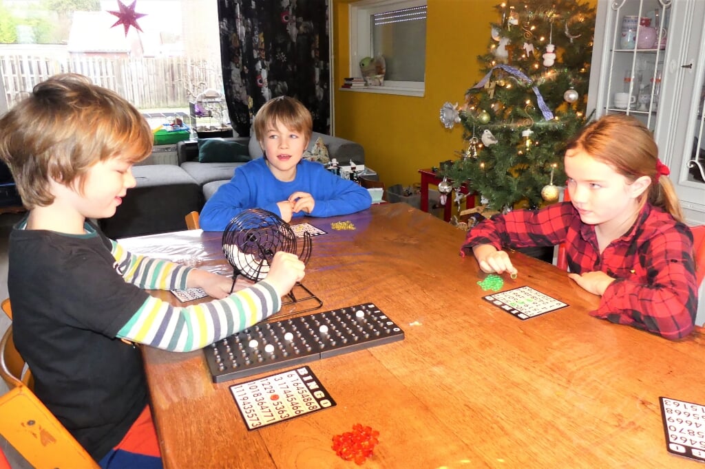 Samen aan de keukentafel spelletjes spelen tijdens deze tweede lockdown. De familie Geelen maakt zo de tijd wel vol. (Tekst: Linda van de Wiel. Foto: Ad van de Wetering.)
