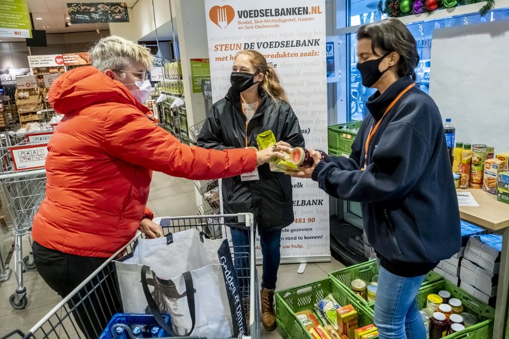 Voedselbank Boxtel zamelt levensmiddelen in. (Foto: Peter de Koning).