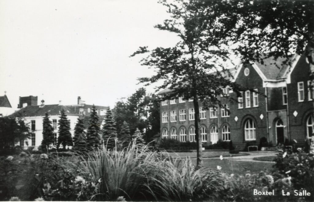 Blik op het terrein van De La Salle in de jaren zestig. Met rechts het in 1991 afgebroken fratershuis. Het witte pand links is het eveneens verdwenen Huize Jachtrust. 