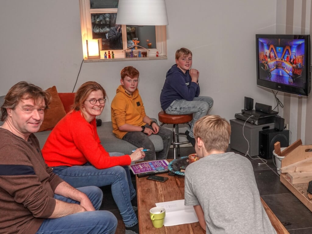 De familie De Wit, woonachtig aan de Hogenbergseweg in Liempde deed vrijdagavond enthousiast mee aan de Grote Online TV Show.