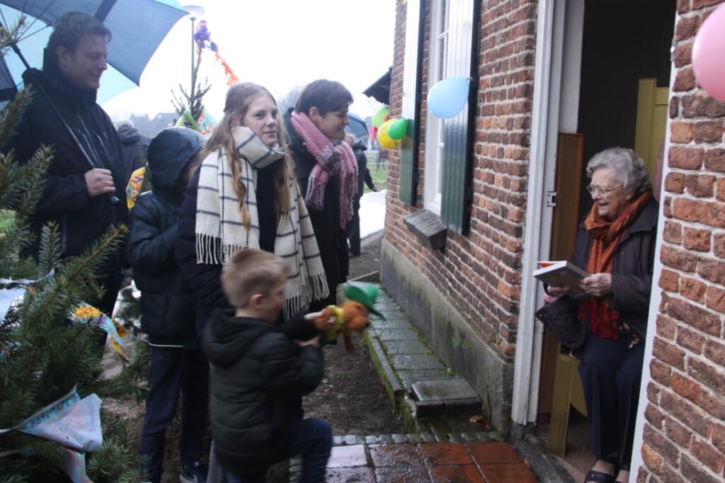 Kleinkinderen van de overburen verrasten woensdag hun 'bonus-oma' Annie van Abeelen met tekeningen. Zij vierde gisteren haar honderdste verjaardag.