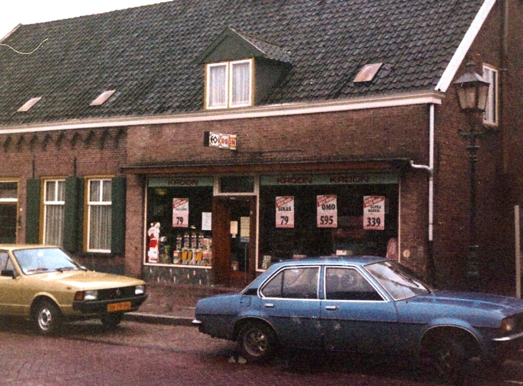 Links: De Kroon aan de Dorpsstraat. Rechts: Joke en Willy van Nuland ontvangen tijdens de Boeremèrt een oorkonde voor mooiste kraam. (Foto's: familie Van Nuland).