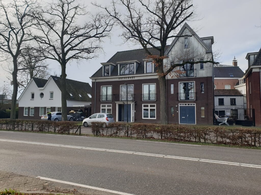 De vuurwerkontploffing vond plaats in het pand rechtsachter appartementencomplex Brederode aan de gelijknamige weg. Hier wonen twee Oost-Europeanen. 