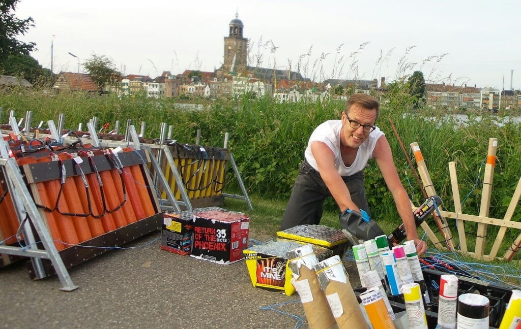 Pyrotechnicus Maurice Schellekens uit Boxtel wordt regelmatig gevraagd om vuurwerkshows te geven. In 2016 in Deventer bijvoorbeeld. Ook in Boxtel is hij meerdere keren ingeschakeld.
