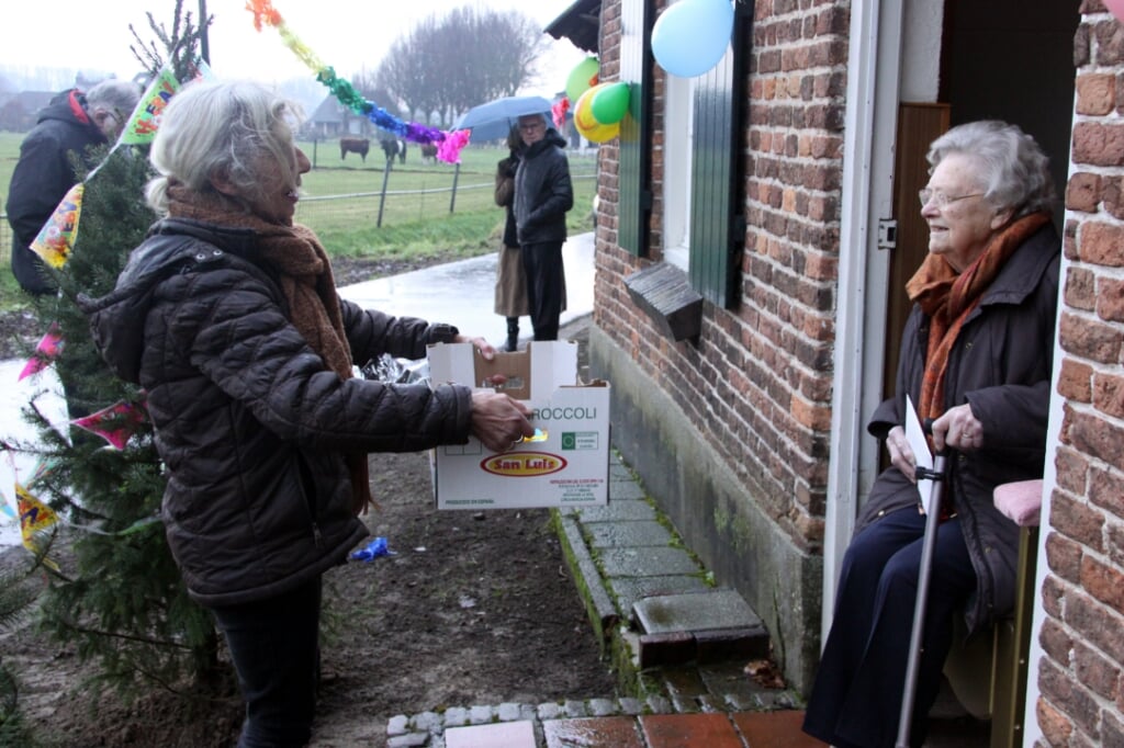 Namens het Vrouwencontact bood Joke van Bommel gisteren een feestelijke appeltaart aan bij Annie van Abeelen, die honderd kaarsjes mocht uitblazen.