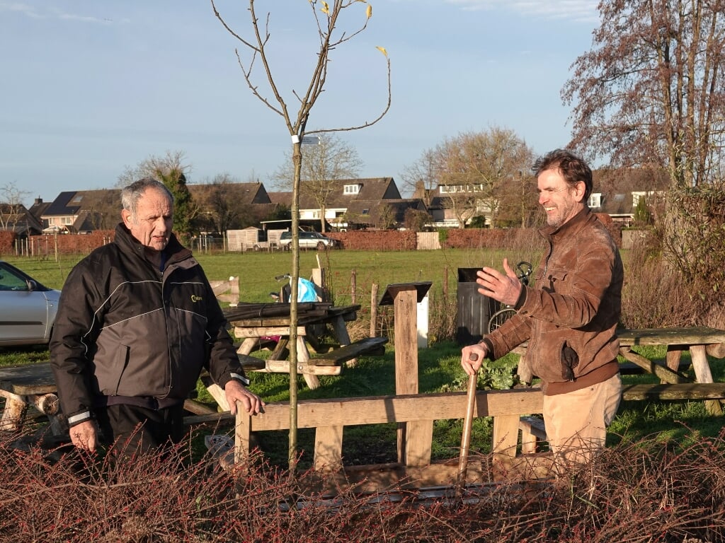Wethouder Peter van de Wiel (rechts) van de gemeente Boxtel plantte een appelboom samen met Jan van de Langenberg van De Honingbij. (Foto: Albert Stolwijk).