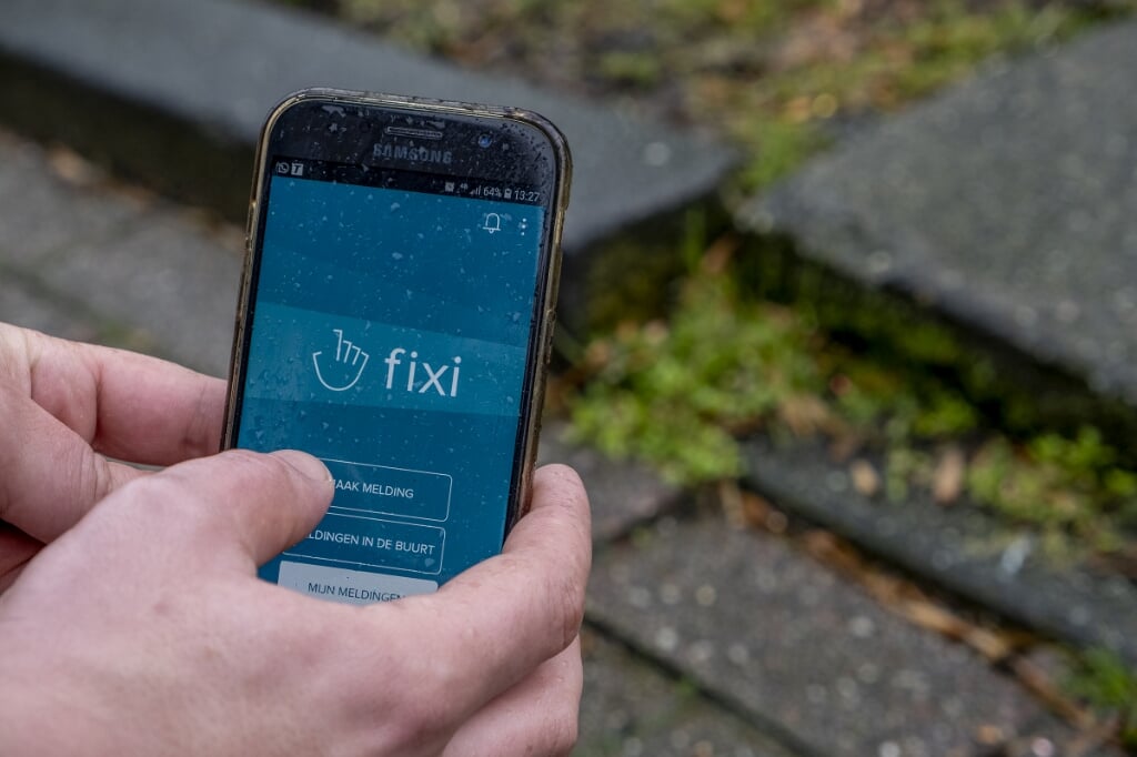 Onder meer de Fixi-app waar inwoners meldingen kunnen doen over de openbare ruimte (zoals losliggende stoeptegels en onderhoud) valt onder de digitale dienstverlening. (Foto: Peter de Koning).