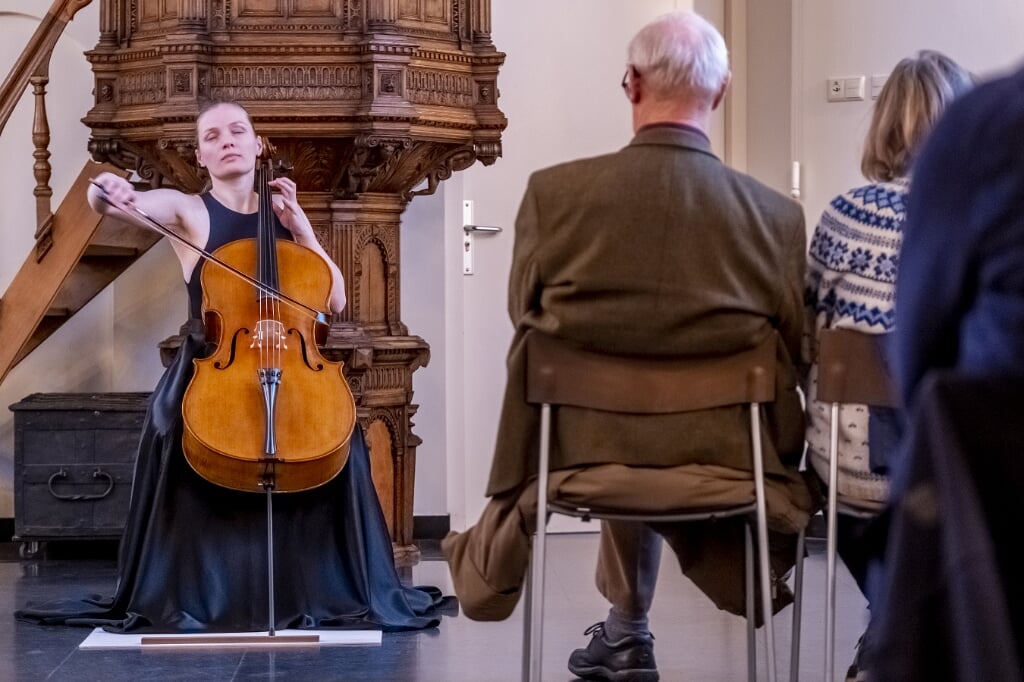 De talentvolle celliste Hanneke Rouw laat zich meevoeren door de klassieke muziek die zij met haar instrument produceert. Dertig bezoekers luisterden naar de muzikale voorstelling in de Protestantse kerk.