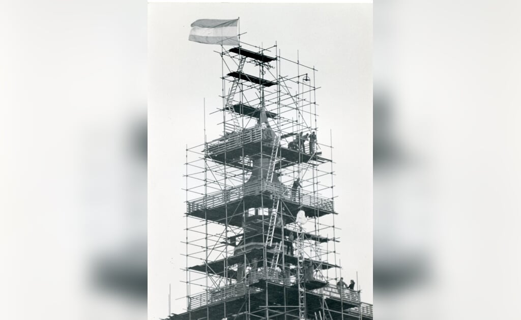 Op 5 oktober 1982, zo'n zeven maanden na de start van de restauratie, gaat de vlag in top voor de plaatsing van de door koperslager Jan Voermans gemaakte windhaan op de Sint-Petrustoren. (Foto's: Piet van Oers). 