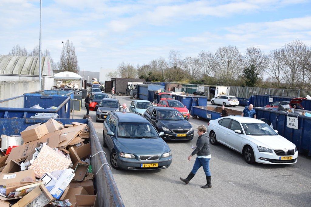 Grote drukte was aanleiding voor de gemeente Boxtel om de milieustraat voorlopig te sluiten. (Foto: Rens van den Elsen). 