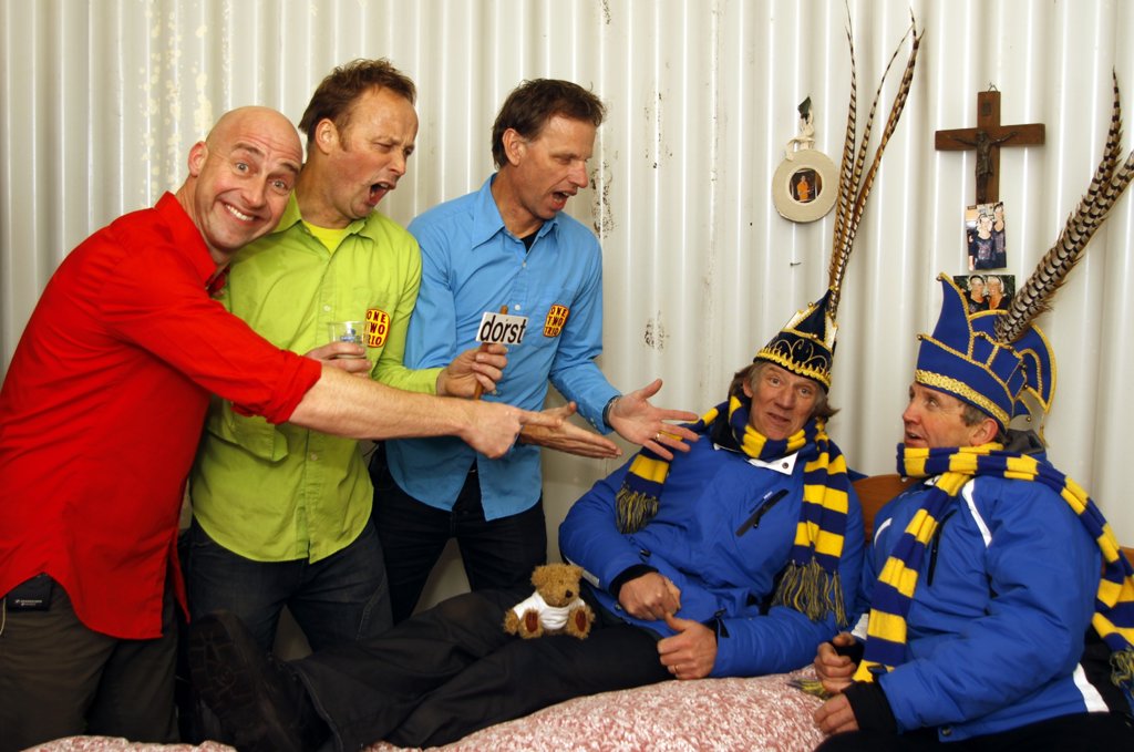 One Two Trio bezoekt het Gazen Huis waarin de Liempdse carnavalsprins Tuur (Arthur Brands) zich met zijn adjudant opsloot ten bate van de actie Serious Request voor het Rode Kruis. (Foto: Gerard Schalkx, 2010). 