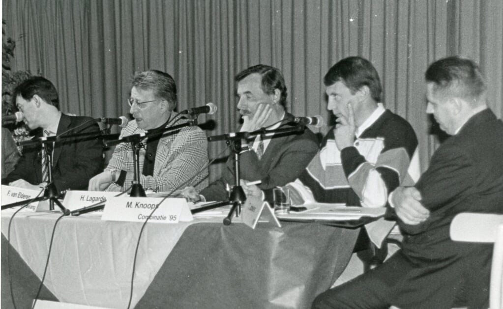 Lijsttrekkers van enkele politieke partijen tijdens het verkiezingsdebat dat Brabants Dagblad in Liempde hield. Van links naar rechts: Fons van Elderen (Boxtels Belang), Harrie Lagarde (PvdA/GroenLinks), Mario Knoops (Combinatie95) en VVD' er Ton Jonkers. (Foto: Gerard Schalkx, 1995). 