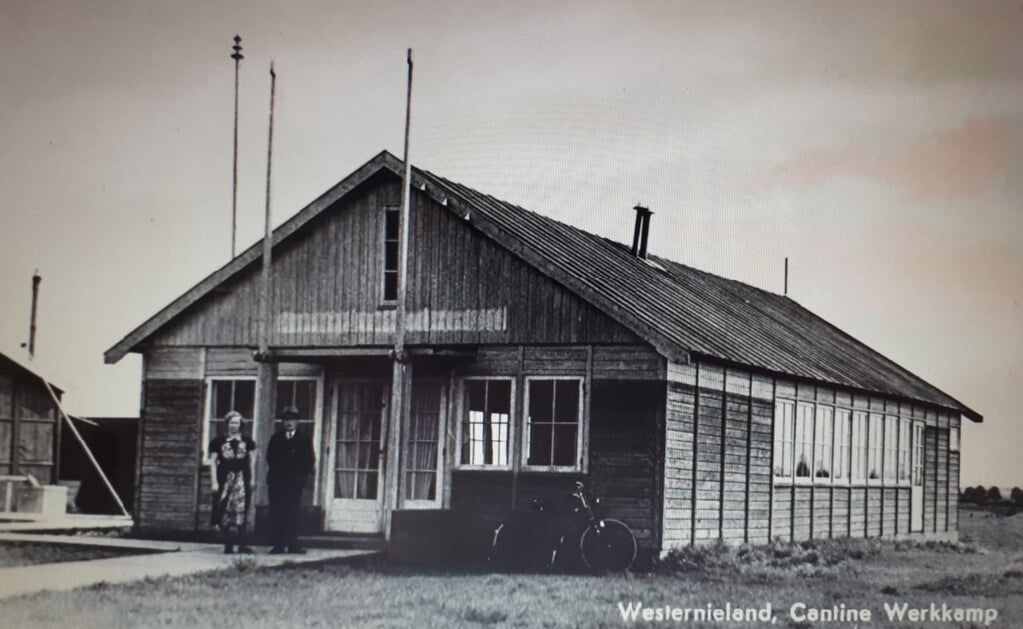 Er bestaan weinig foto’s van rijkswerkinrichting De Slikken. Deze ansichtkaart toont de houten kantine van het werkkamp aan de Waddenzee in Groningen. (Foto: collectie van het Joods Historisch Museum).