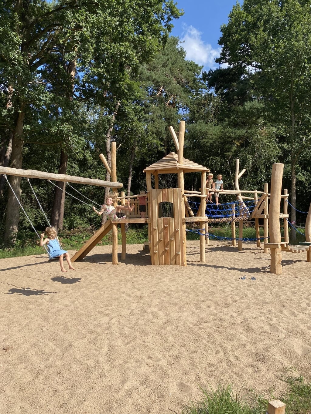 De speeltuin in Sparrenlaene sluit aan bij de groene omgeving doordat het grote toestel van hout is en natuurlijk vormen heeft. De opening van de speeltuin is zaterdag. (Foto: eigen collectie).