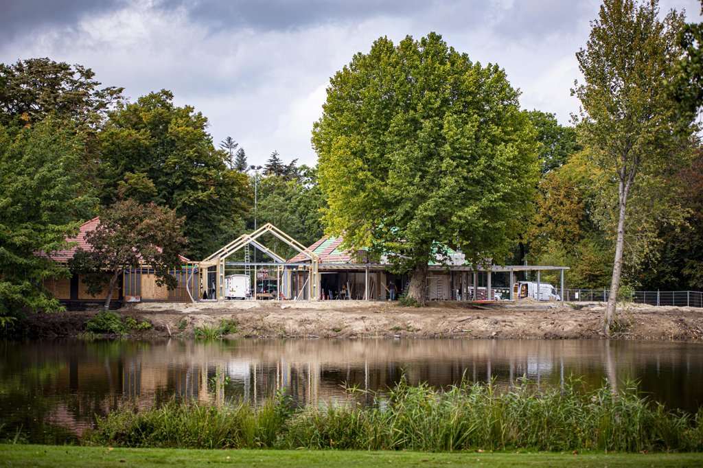 Met name aan de oever van het Leijsenven zijn diverse bomen gerooid, onder meer om plaats te maken voor een horecaterras bij paviljoen Molenwijk. (Foto: Bas van den Biggelaar). 