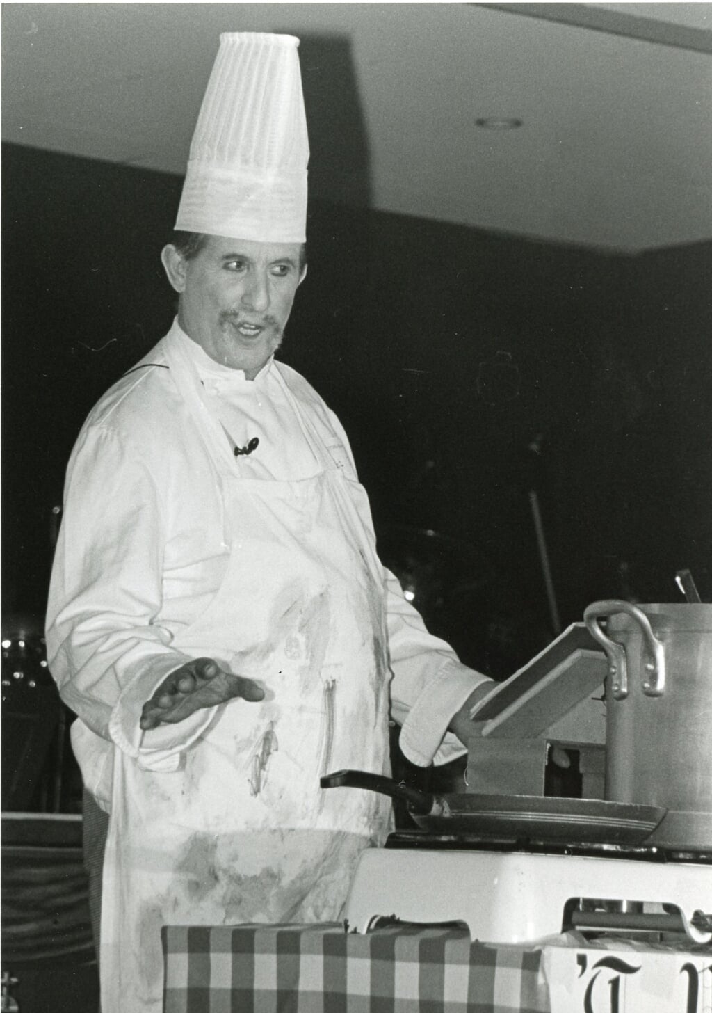 Frits van Gestel in actie als kok Toontje van restaurant 't Vet Bekske. Hij moet een koninklijk diner bereiden voor de 'kroonprins'. 